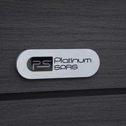 Platinum Spas Markenlogo auf der Verkleidung des Whirlpools Vacation Lounge in Holzoptik