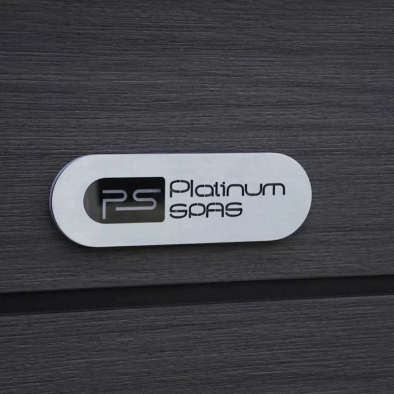 Platinum Spas Markenlogo auf der Verkleidung des Whirlpools Vacation Lounge in Holzoptik