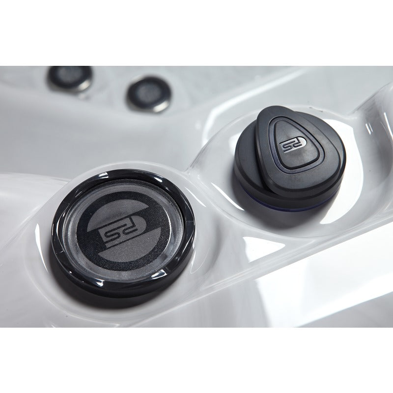 Detailansicht der Bedienelemente im Platinum Spas Maximus Outdoor Whirlpool mit runden schwarzen Kontrolldüsen in weißem Kunststoffgehäuse