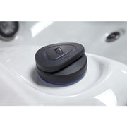 Schwarzer ovaler Steuerknopf mit Bedienfeld sitzt in weißer Ausparung des Platinum Spas Maximus Outdoor Whirlpools