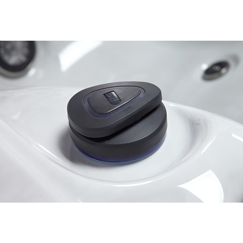 Schwarzer ovaler Steuerknopf mit Bedienfeld sitzt in weißer Ausparung des Platinum Spas Maximus Outdoor Whirlpools