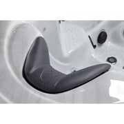 Platinum Spas Maximus Whirlpool mit schwarzem ergonomischem Kopfkissen und weißem Wannenrand, Bedienelemente sichtbar