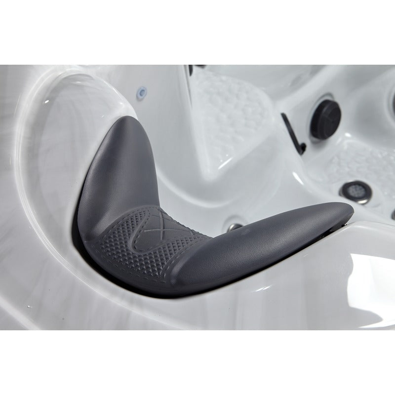 Platinum Spas Maximus Whirlpool mit schwarzem ergonomischem Kopfkissen und weißem Wannenrand, Bedienelemente sichtbar