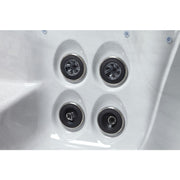 Vier Whirlpool-Düsen mit silbernen Ringen in weißem Kunststoffgehäuse, Detailaufnahme aus Platinum Spas Maximus Outdoor Whirlpool