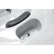Detailansicht des Platinum Spas Maximus Whirlpools mit weißem Becken, grauer Kopfstütze und integriertem Düsensystem