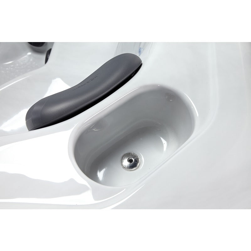 Detailansicht des Platinum Spas Maximus Whirlpools mit weißem Becken, grauer Kopfstütze und integriertem Düsensystem