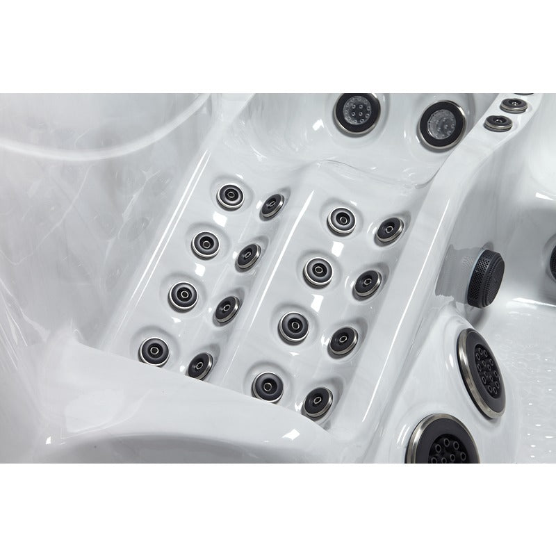 Draufsicht auf die Düsenanlage eines Platinum Spas Maximus Whirlpools mit mehreren schwarz-silbernen Massage- und Luftdüsen in weiß glänzendem Kunststoff