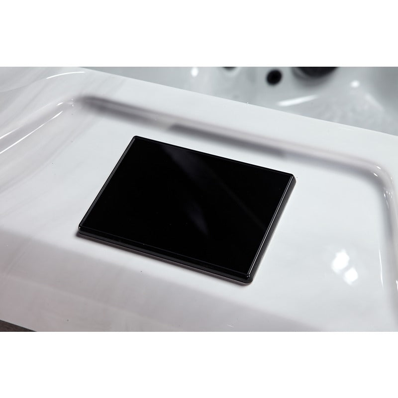 Schwarzes Touch-Display auf der weißen Innenseite des Platinum Spas Maximus Outdoor Whirlpools zur Steuerung der Whirlpool-Funktionen