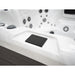 Detailansicht des Balboa Spa Touch 2 Bedienpanels im Platinum Spas Oslo – flächenbündig integriertes Farbdisplay für intuitive Steuerung aller Funktionen.