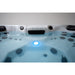 Beleuchteter Innenraum des Platinum Spas Oslo Hot Tubs mit gefülltem Wasserstand – zentrales LED-Licht und Massagedüsen schaffen stimmungsvolle Atmosphäre bei Nacht.