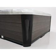 Detailansicht der Seitenverkleidung und Eckgestaltung des Platinum Spas Oslo – hochwertige Wood-Composite-Paneele in edlem Grau mit markantem Designelementen.