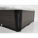 Detailansicht der Seitenverkleidung und Eckgestaltung des Platinum Spas Oslo – hochwertige Wood-Composite-Paneele in edlem Grau mit markantem Designelementen.