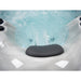 Weiches Kopfpolster im Platinum Spas Oslo Hot Tub, davor sprudelndes Wasser – entspannende Liegeposition mit angenehmer Nackenstütze und aktiver Jet-Massage.