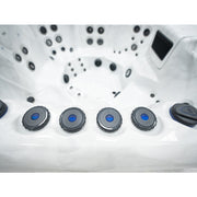 Detailaufnahme der fünf blauen Steuerdrehregler am Rand des Platinum Spas Oslo Hot Tubs – im Hintergrund kraftvolle Jet-Anordnung und strukturierter Bodenbereich.