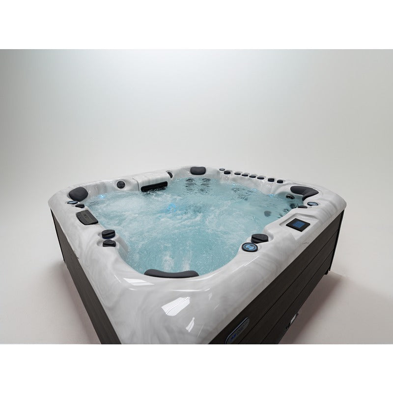 Platinum Spas Oslo Premium Hot Tub im befüllten Zustand mit aktiven Wasserbewegungen – moderne Steuerung und komfortable Sitzanordnung für ganzheitliche Entspannung.

