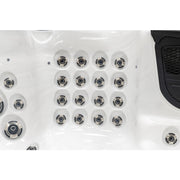 Platinum Spas Palma Whirlpool mit dicht angeordnetem Düsenfeld für gezielte Rückenmassage im Sitzbereich