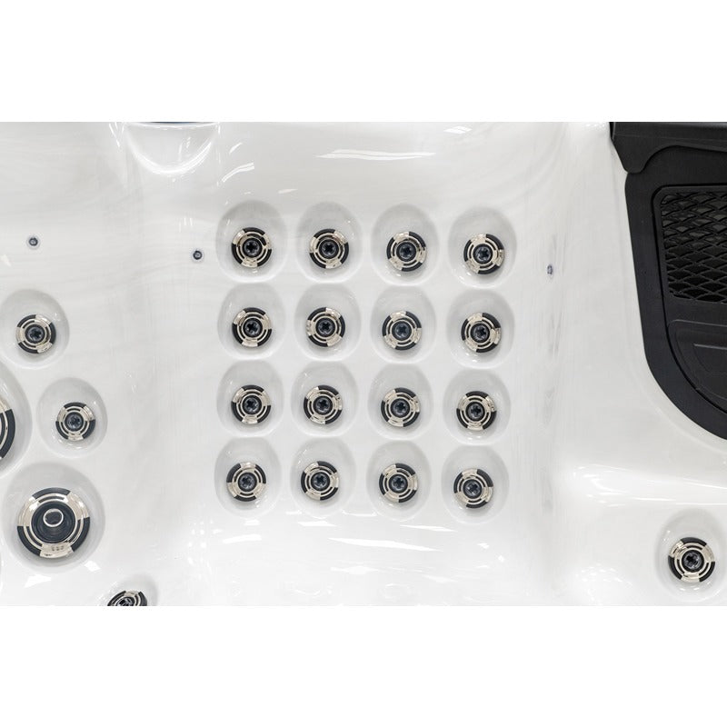 Platinum Spas Palma Whirlpool mit dicht angeordnetem Düsenfeld für gezielte Rückenmassage im Sitzbereich