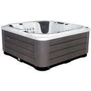 Platinum Spas Palma Outdoor Whirlpool in Weiß mit grauer Holzumrandung, Massagedüsen und Kopfstützen für bis zu 6 Personen