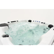 Platinum Spas Palma Outdoor Whirlpool mit sprudelndem türkisfarbenem Wasser, weißem Kunststoffgehäuse und schwarzen Bedienelemente an den Rändern