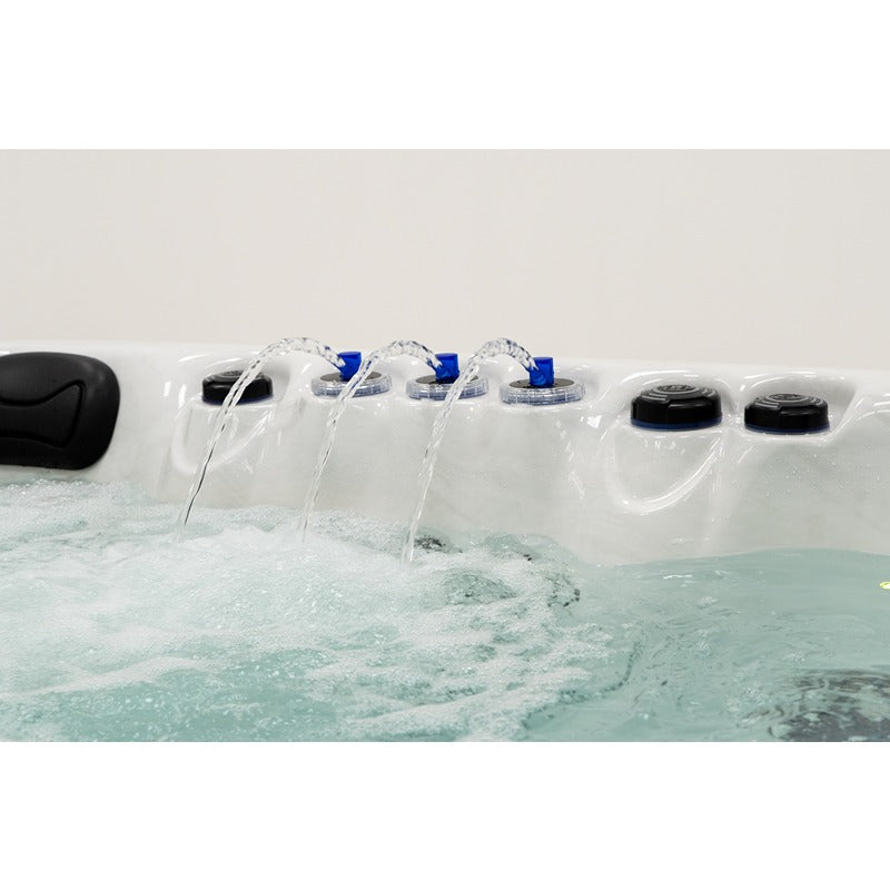Detailansicht des Platinum Spas Palma Whirlpools mit integrierten Wasserspielen und verstellbaren Düsen