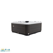 Platinum Spas Refresh Outdoor Whirlpool mit dunkelgrauer Holzoptik-Verkleidung und weißem Beckenrand, Draufsicht auf das quadratische Luxus-Spa für bis zu 6 Personen.