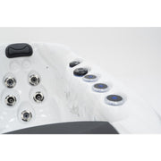Detailansicht des Platinum Spas Refresh Whirlpool mit LED-Beleuchtung, Massagedüsen und ergonomischer Steuerung