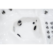 Fußraum des Platinum Spas Refresh Whirlpool mit LED-Beleuchtung und leistungsstarken Boden- und Seitenjets