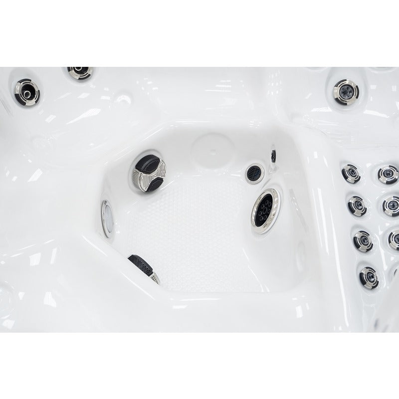 Fußraum des Platinum Spas Refresh Whirlpool mit LED-Beleuchtung und leistungsstarken Boden- und Seitenjets