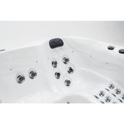 Ergonomisch geformte Liegefläche im Platinum Spas Refresh Whirlpool mit gezielten Rücken- und Beinmassagedüsen