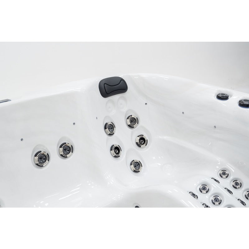 Ergonomisch geformte Liegefläche im Platinum Spas Refresh Whirlpool mit gezielten Rücken- und Beinmassagedüsen