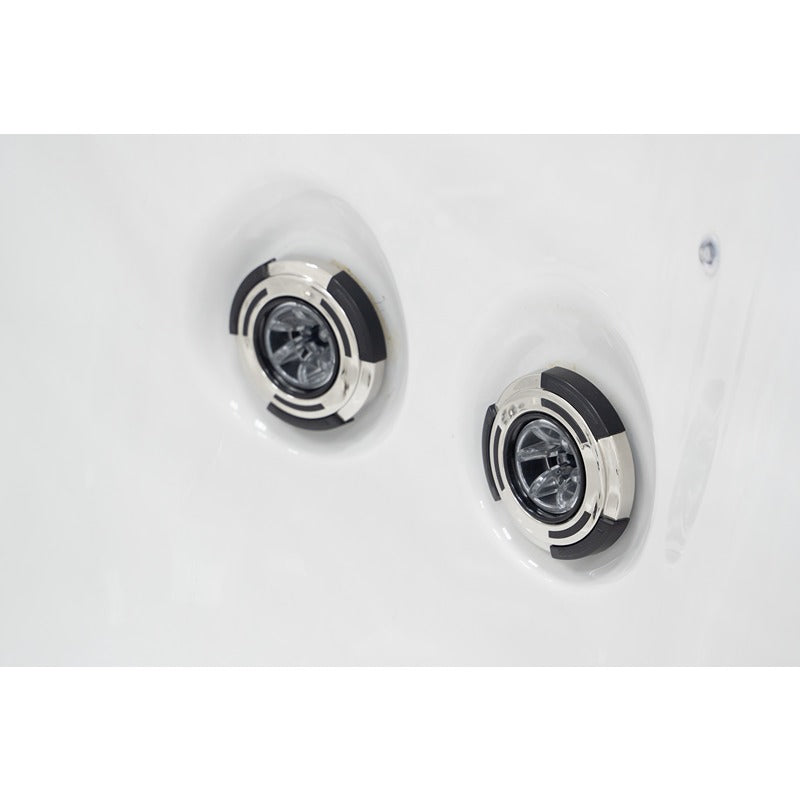 Detailaufnahme der Massagedüsen im Platinum Spas Refresh Whirlpool mit verchromtem Düsendesign