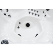 Zentraler Innenbereich des Platinum Spas Refresh Whirlpool mit Bodendüse, Seitenjets und strukturiertem Boden für sicheren Stand