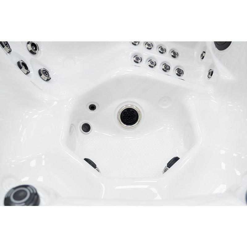 Zentraler Innenbereich des Platinum Spas Refresh Whirlpool mit Bodendüse, Seitenjets und strukturiertem Boden für sicheren Stand