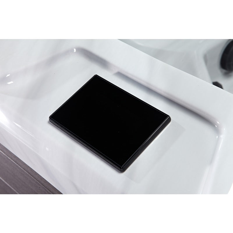 Detailansicht des Balboa Spa Touch Panels am Platinum Spas Santorini – elegantes, flaches Farbdisplay zur Steuerung von Temperatur, Pumpen und Beleuchtung