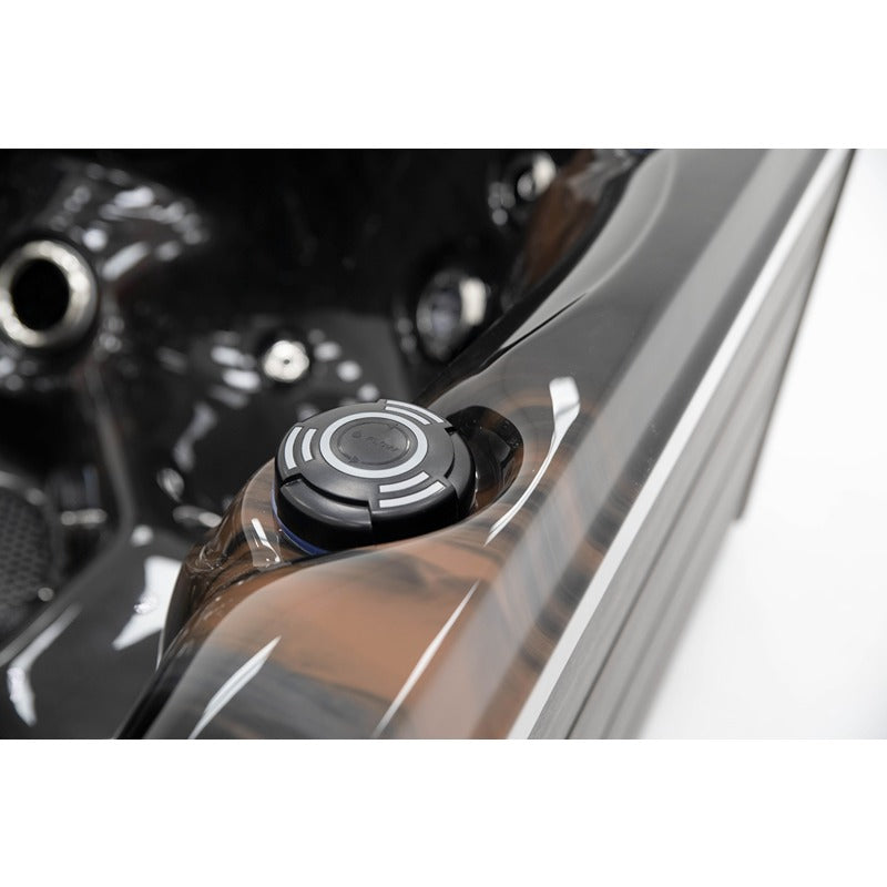 Platinum Spas Seville Whirlpool – schwarzer ON/OFF-Drehregler auf hochglänzender Acryloberfläche in dunkler Farbgebung