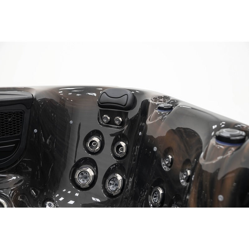 Platinum Spas Seville Whirlpool – dunkle Wannenfarbe mit gezielt angeordneten Edelstahl-Massagedüsen und gepolsterter Kopfstütze im Eckbereich