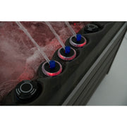 Platinum Spas Seville Whirlpool – Wasserfontänen mit roter LED-Unterbeleuchtung und blauen Reglern auf dunkler Wannenoberkante