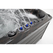 Platinum Spas Seville Whirlpool – aktive Fontänen mit blauen Reglern und kraftvollem Wasserstrahl auf dunkler Acrylwanne