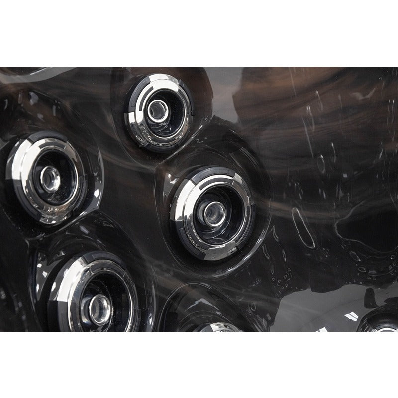 Platinum Spas Seville Whirlpool – verchromte Edelstahl-Massagedüsen auf hochglänzender dunkler Wannenoberfläche im Detail