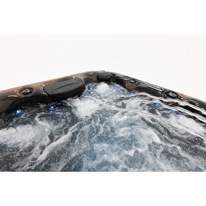 Platinum Spas Seville Outdoor Whirlpool mit sprudelndem Wasser und blauen LED-Leuchten in der dunkelbraunen Wanne