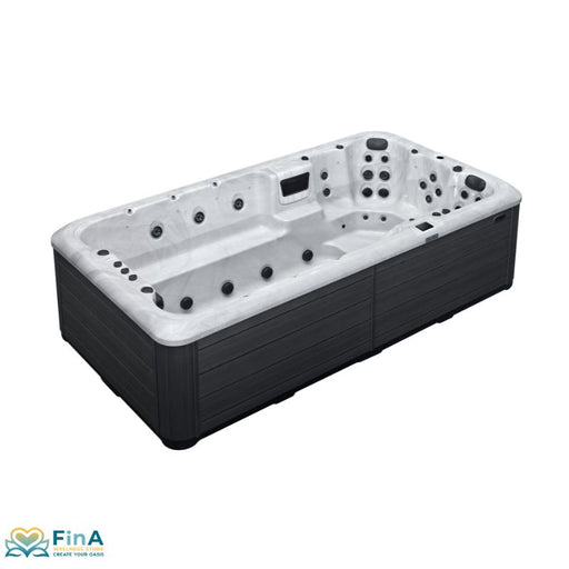 Platinum Spas Titan Swim Spa mit Sitz- und Liegebereich, 53 Massagedüsen und eleganter Verkleidung in Grau – luxuriöser Whirlpool für Garten und Terrasse.