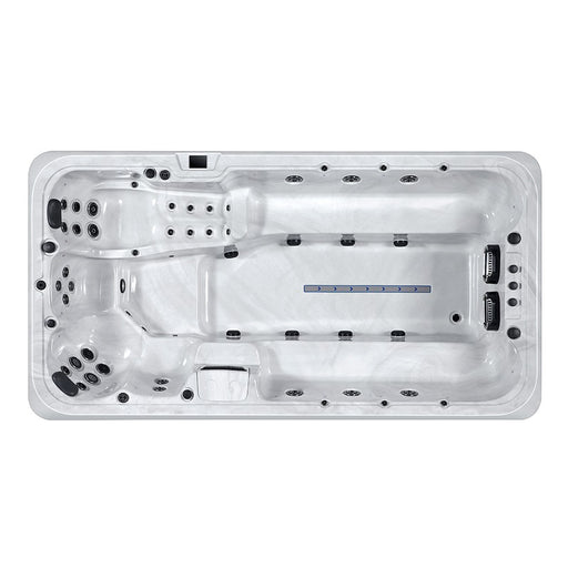 Draufsicht auf den Platinum Spas Titan Swim Spa – großzügiges Layout mit Liegefläche, Sitzplätzen und Gegenstromanlage für Fitness und Entspannung.