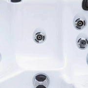 Ergonomischer Sitzbereich mit hochwertigen Hydrojet-Düsen im Platinum Spas Vacation Lounge