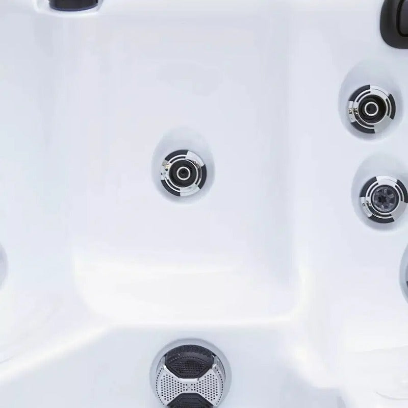 Ergonomischer Sitzbereich mit hochwertigen Hydrojet-Düsen im Platinum Spas Vacation Lounge