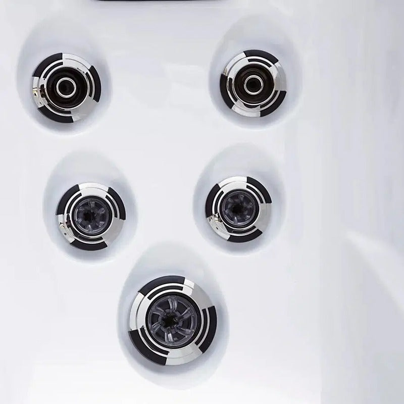 Fünf leistungsstarke Rückenmassage-Düsen im Whirlpool Vacation Lounge von Platinum Spas