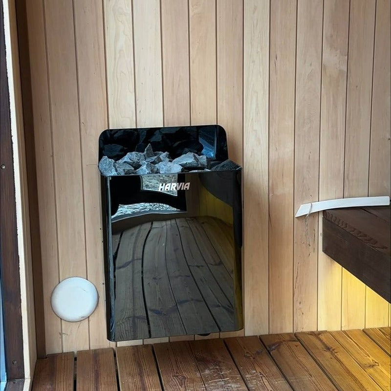 Elegante Innenansicht der Polar Spa L2 Gartensauna mit Harvia Elektroofen und Wandverkleidung aus hellem Holz