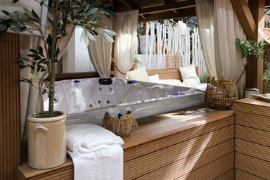 Stilvoll integrierter Polar Spas Admire Whirlpool in einem luxuriösen Outdoor-Wellnessbereich