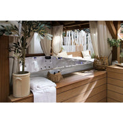 Stilvoll integrierter Polar Spas Admire Whirlpool in einem luxuriösen Outdoor-Wellnessbereich