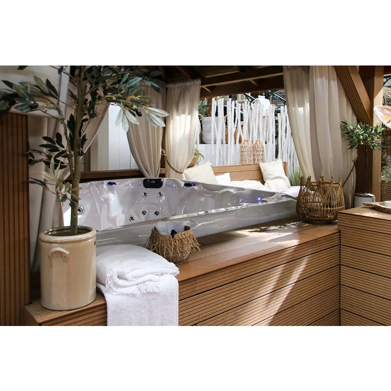 Stilvoll integrierter Polar Spas Admire Whirlpool in einem luxuriösen Outdoor-Wellnessbereich