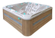 Polar Spas Admire Whirlpool mit naturfarbener Holzverkleidung und ergonomischer Sitzanordnung